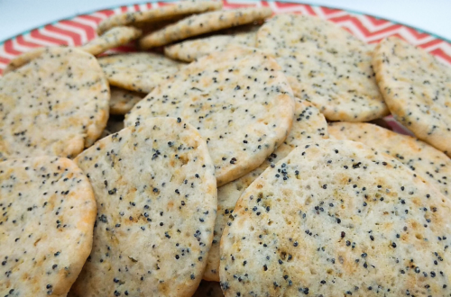 Bolachas caseiras com queijo mozzarella e sementes de papoila