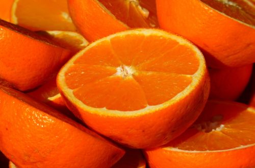 Várias metades de laranja