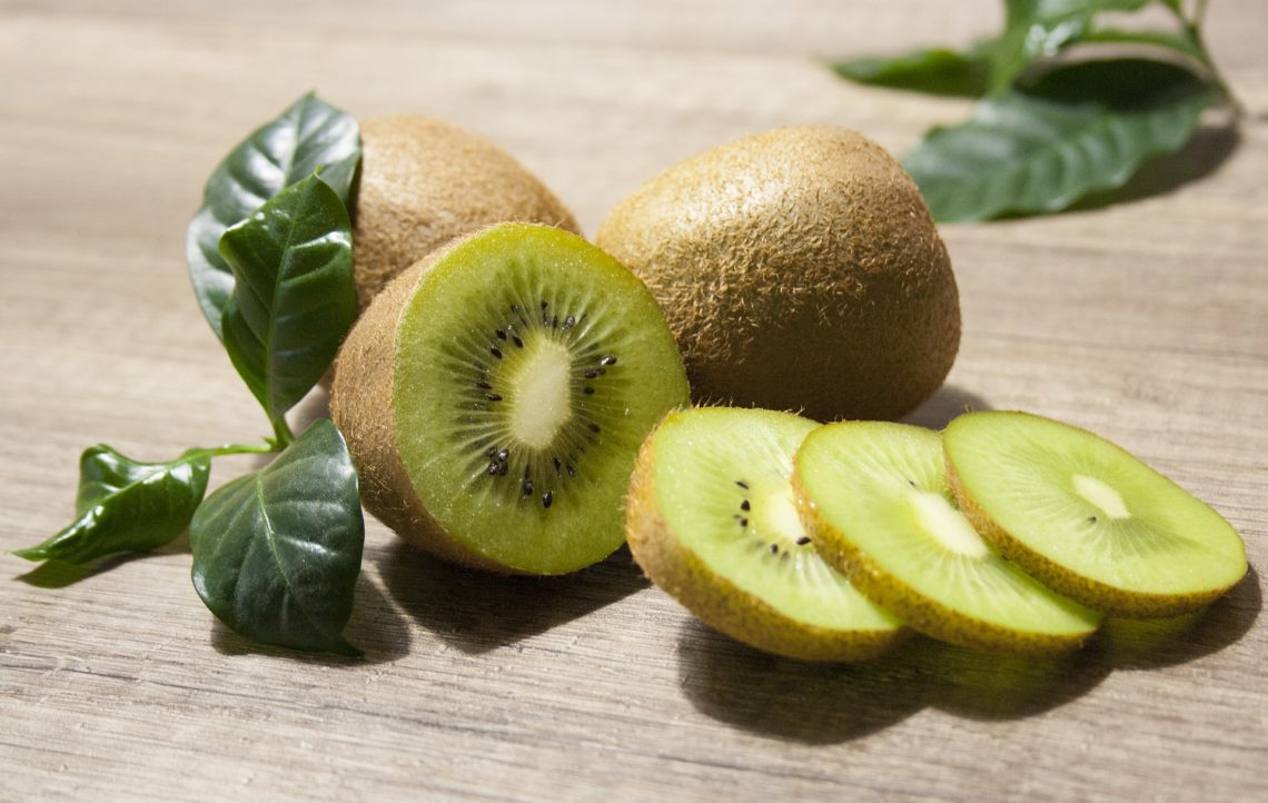 Kiwis inteiros e fatiados