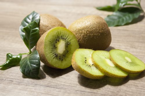 Kiwis inteiros e fatiados