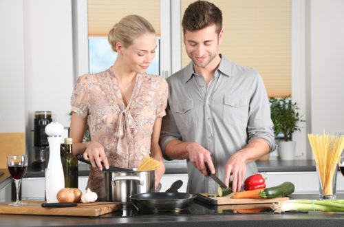 Casal a cozinhar