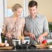 Casal a cozinhar