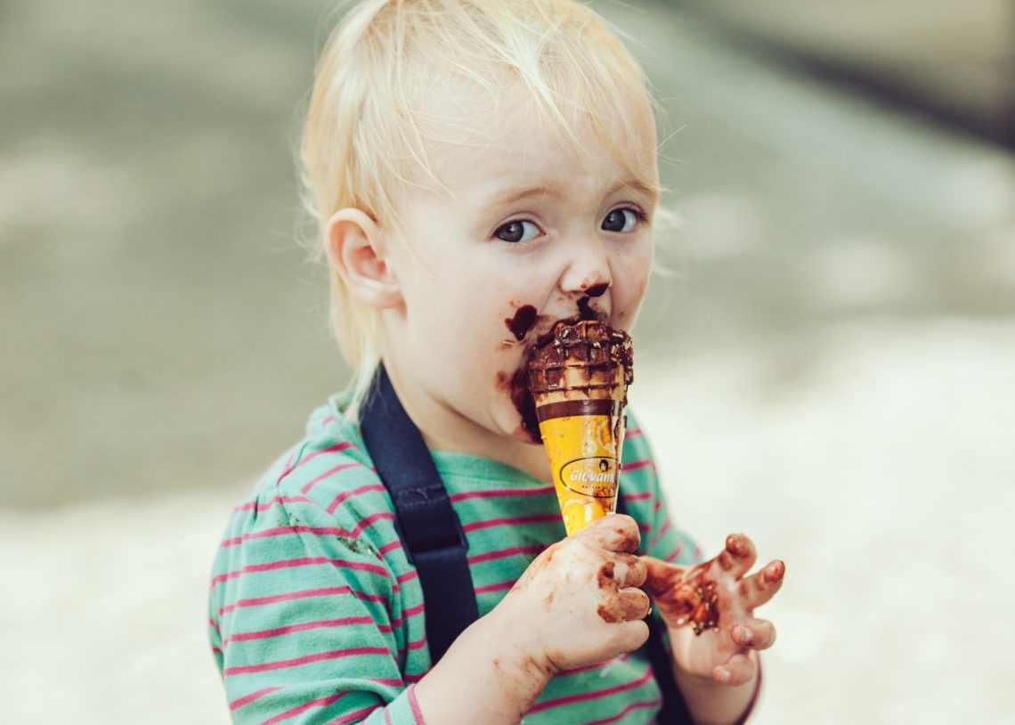 Criança suja com gelado