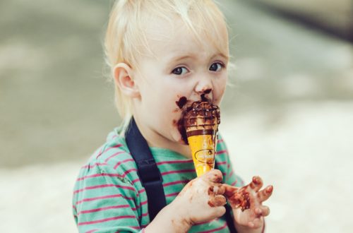 Criança suja com gelado